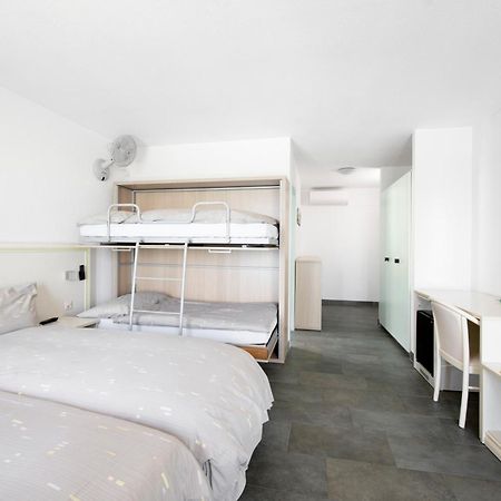 Hotel Du Port Villeneuve Εξωτερικό φωτογραφία